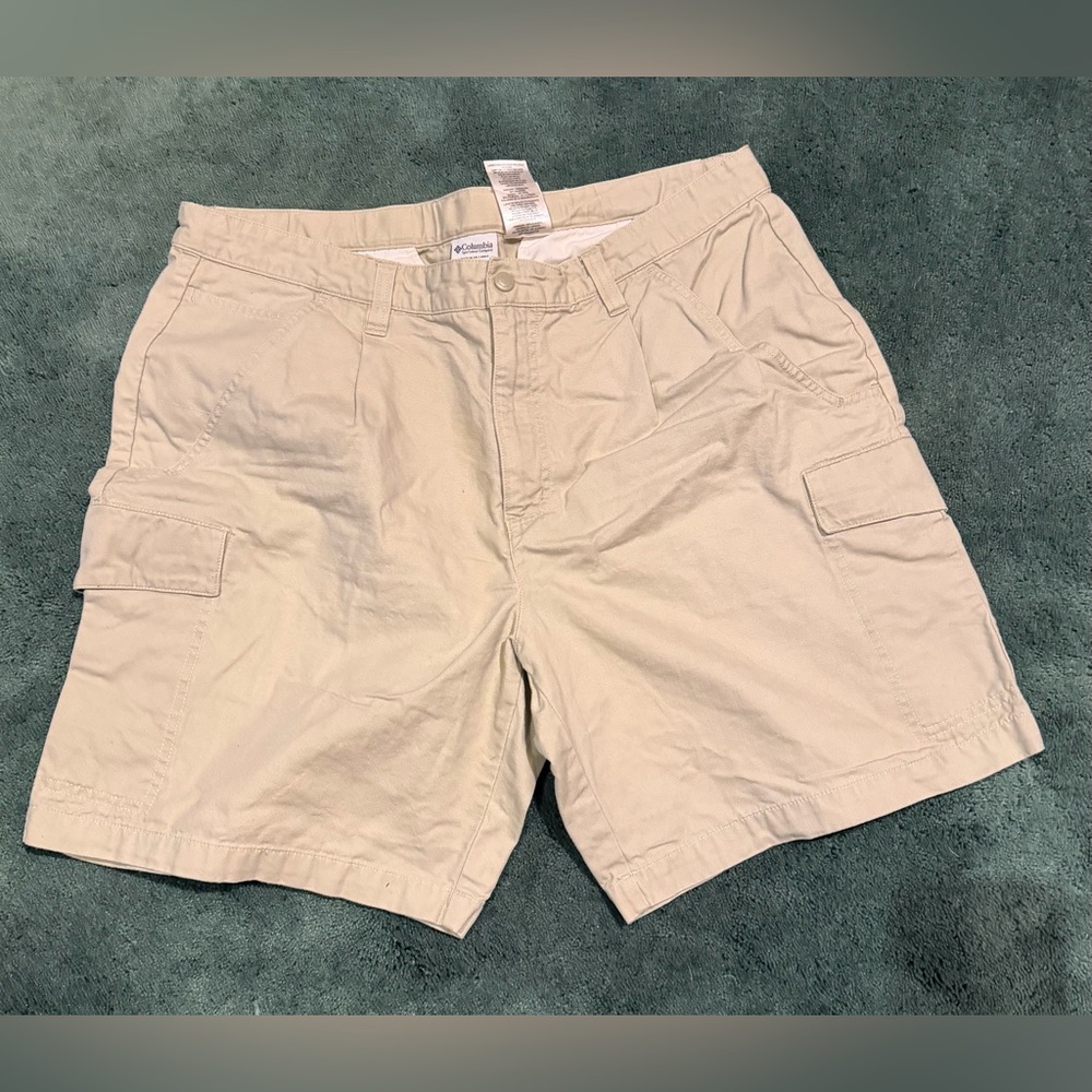 + Columbia brand Men's Beige Cargo Shorts size 38 -S